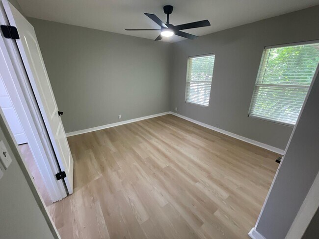 Building Photo - 2910 Belleview Ave