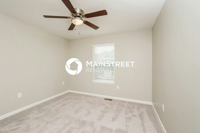 Building Photo - 3 Bedroom Pet-Friendly Home in Jeffersonville, IN with Main Street Renewal