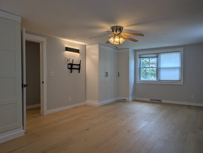 Building Photo - Beautiful 5 Bedroom 2 Bathroom Neenah Lake Home