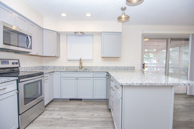 Building Photo - Really Nice 4 bedroom 3 Bath Home on Spacious Lot!