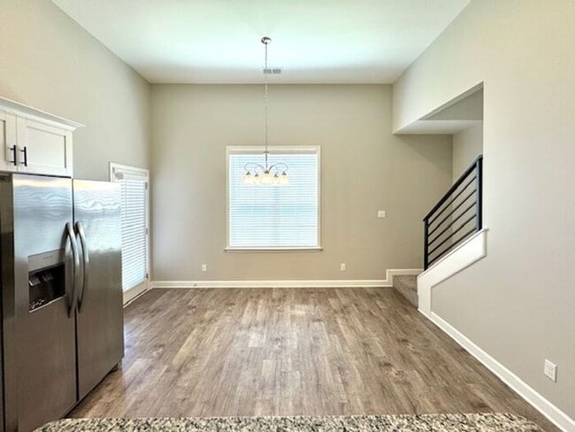 Building Photo - Now Leasing a 5-bedroom 3 bath home in Hor...
