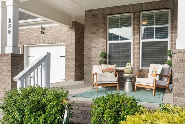 Building Photo - 250 Tanglewood Ln