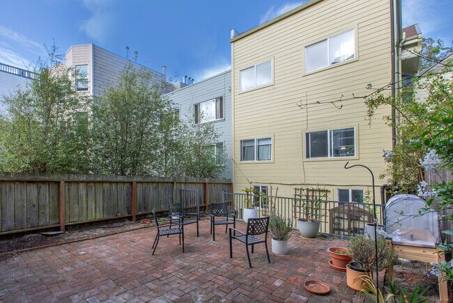 Building Photo - 1809 Oak St