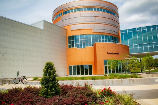 Building Photo - NOW LEASING FOR FALL 2026