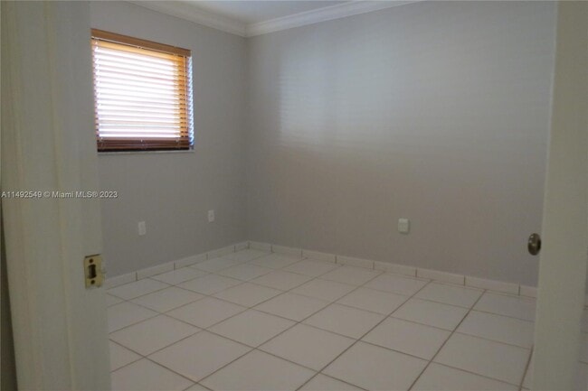 Building Photo - 925 SW 94th Ct