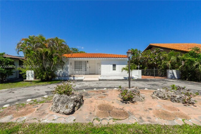 Building Photo - 3021 Coconut Grove Dr