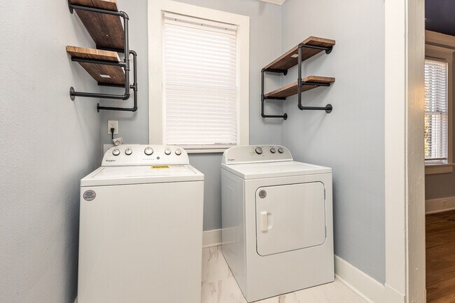 Building Photo - 3BR SFR with Washer/Dryer In Unit & Fenced Backyard in Midtown