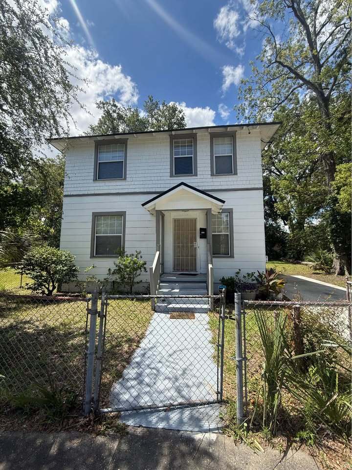 Building Photo - 1322 W 23rd St