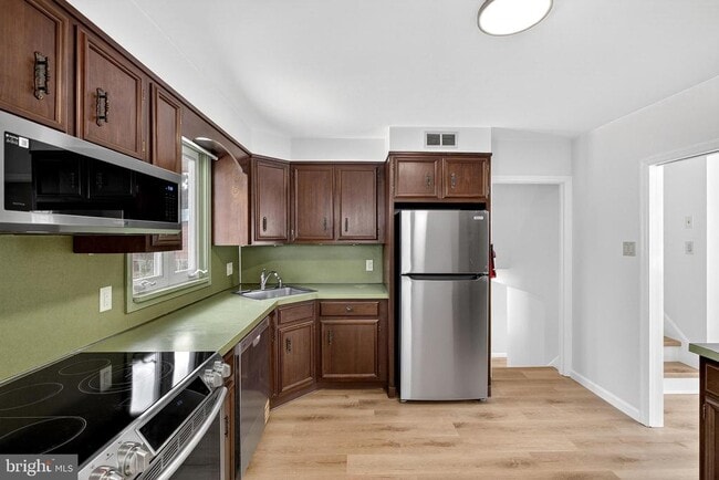 Building Photo - 154 Valleybrook Rd E