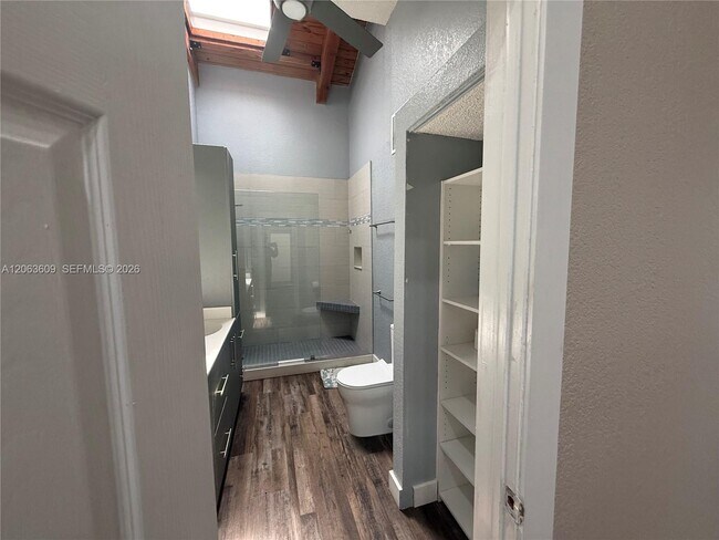Building Photo - 2645 Parkview Dr S