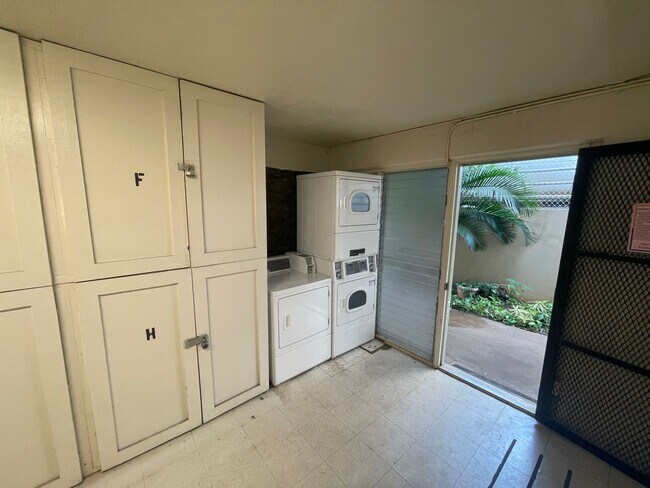 Building Photo - Walkup Studio in Waikiki
