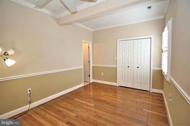 Building Photo - 5905 Lone Oak Dr