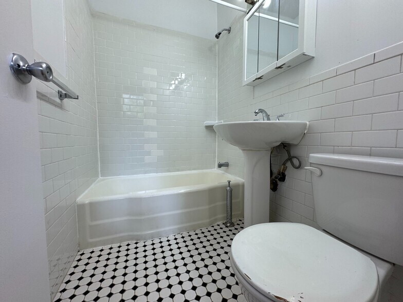 Building Photo - 884 Riverside Dr