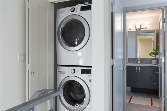 Building Photo - Modern 4-Bedroom Townhome in the Heart of ...