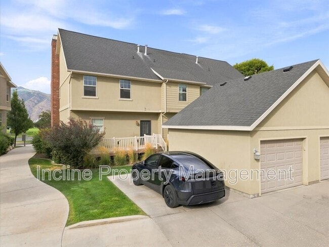 Building Photo - 2071 W Crescent Row