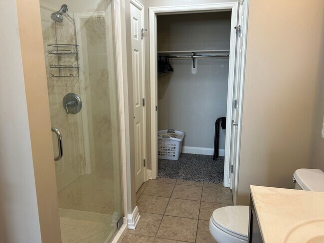 Building Photo - Hi Rise One Bedroom Condo