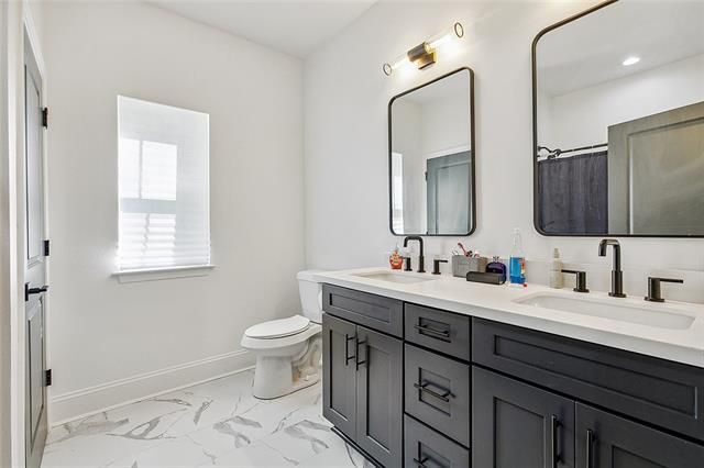 Building Photo - 426 W Genie St