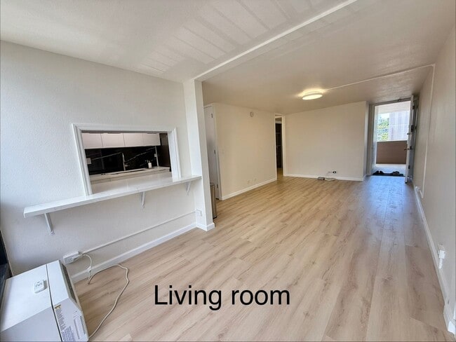 Building Photo - Luna-Liho Towers - Fully renovated, washer/dryer in the unit, AC