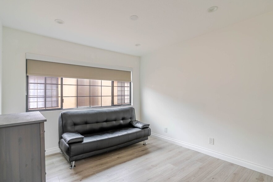 Building Photo - 5820 Yolanda Ave