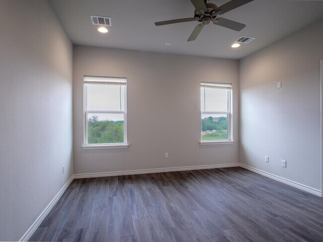 Building Photo - 221 Peruna Dr