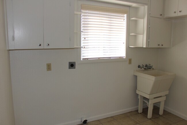 Building Photo - South Ave Turlock