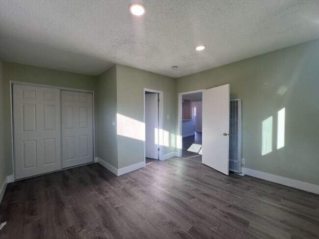 Building Photo - Upgraded Large Home