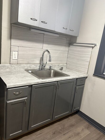 Building Photo - 4959 W Wrightwood Ave