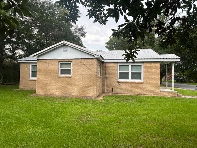 Building Photo - Moss Point 3 Bedroom