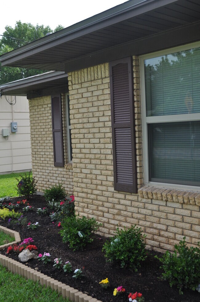 Building Photo - 817 Mulkey Ln