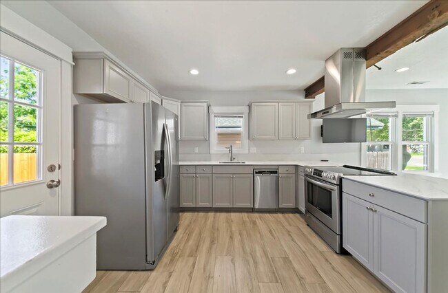 Building Photo - Bright, Spacious Home in Prime Southeast B...