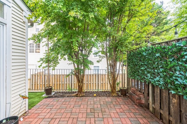 Building Photo - Bright & Spacious 3BR Townhome with Garage...