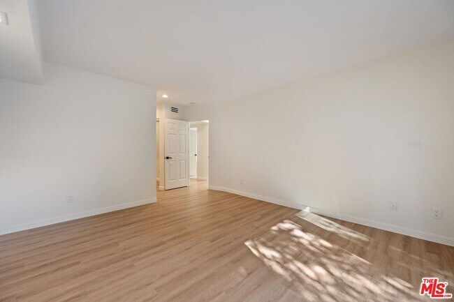 Building Photo - 1708 Clear View Dr