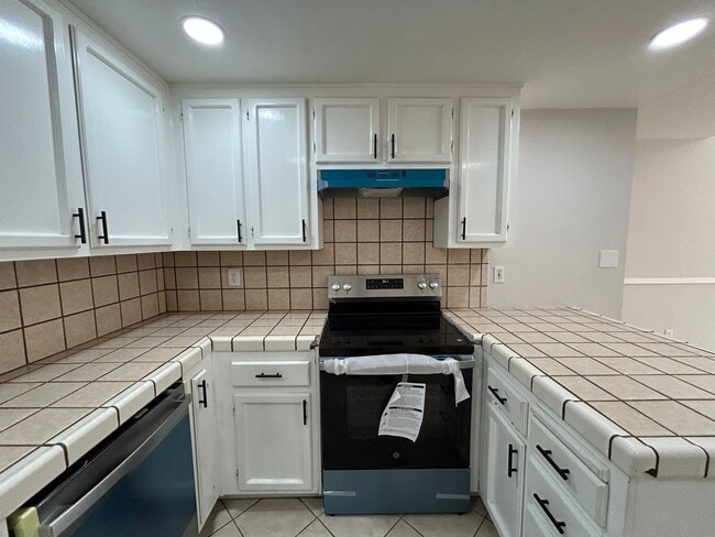 Building Photo - 536 Navarre Pl