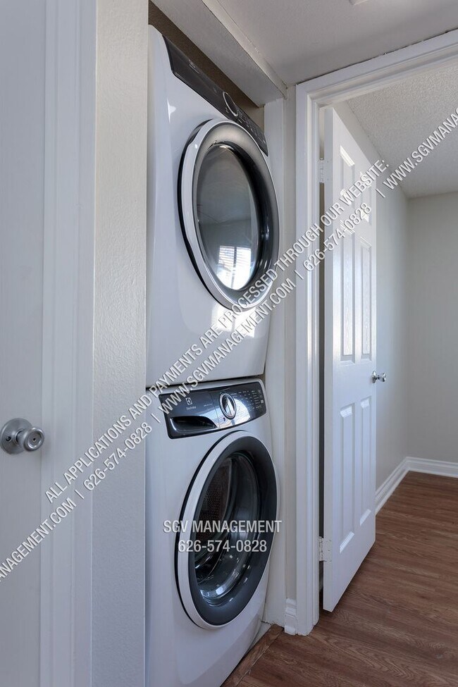 Building Photo - Condo with Pool, Washer & Dryer, Hardwood ...