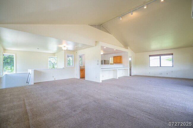 Building Photo - Beautiful and Large 3 bedroom 2.5 bath SFH...