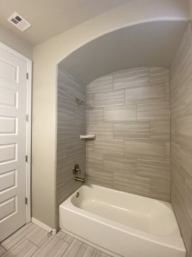 Building Photo - Single story 4BR/2Bath/Open Floor Plan/1907 Sqr Ft