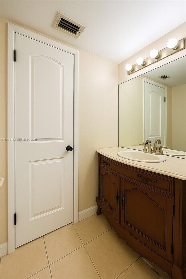 Building Photo - 1080 N Franklin Ave