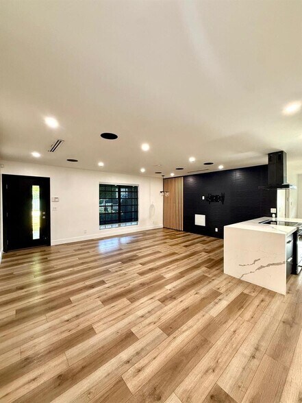 Building Photo - 4411 Thomas St