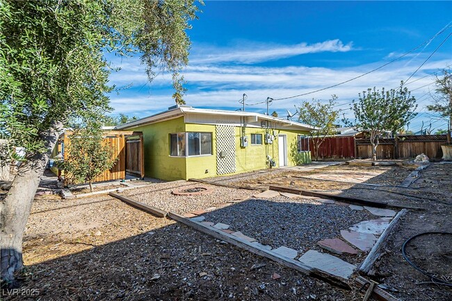 Building Photo - 1306 E Phillips Ave