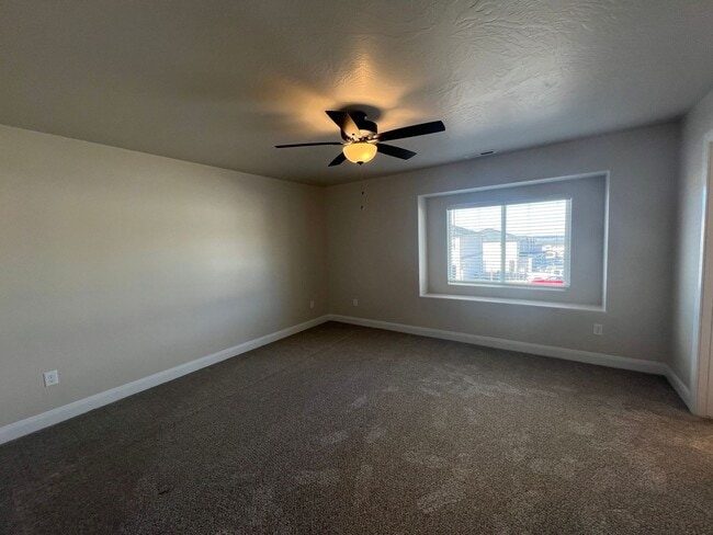Building Photo - Move-In Bonus - 3 Bed - 2.5 Bath, Large To...