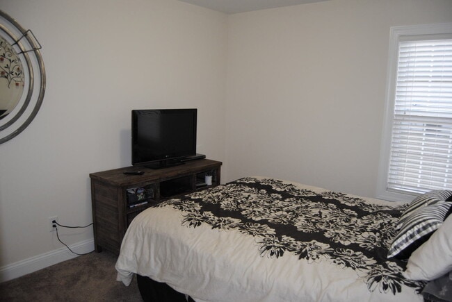 Building Photo - 302 Carew Dr