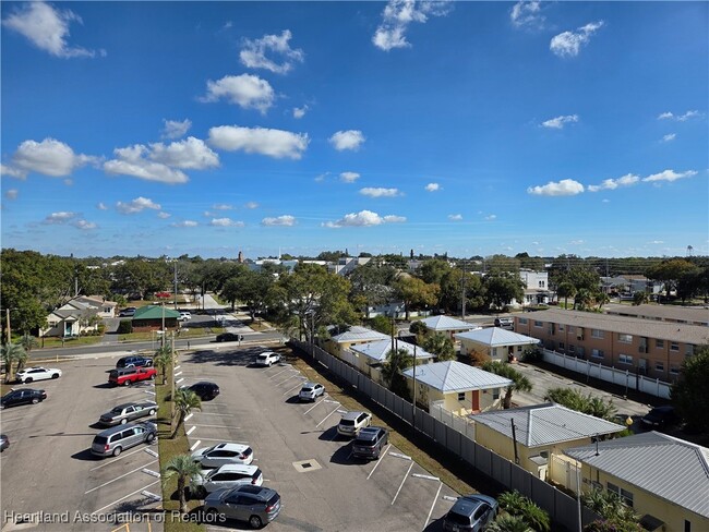 Building Photo - 2131 Lakeview Dr