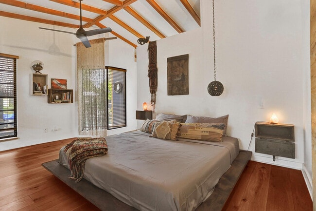 Building Photo - 1613 SW 5th Ct