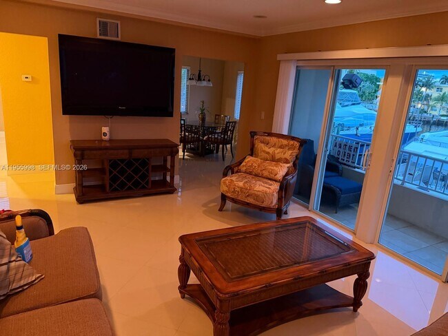 Building Photo - 830 NE 20th Ave