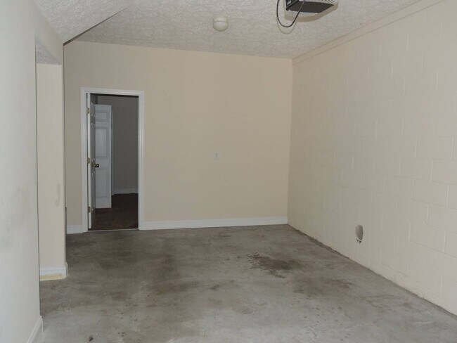 Building Photo - Beautiful Townhome in Tucker Creek