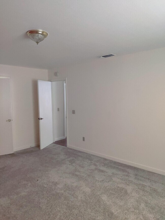 Building Photo - 18589 Lake Forest Dr