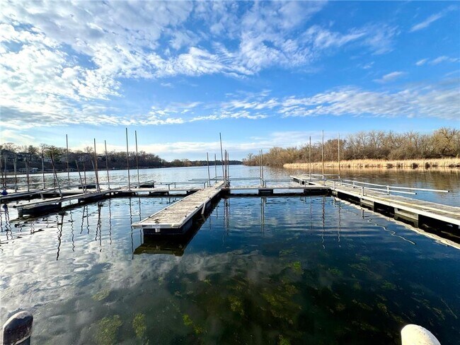 Building Photo - 1304 W Medicine Lake Dr