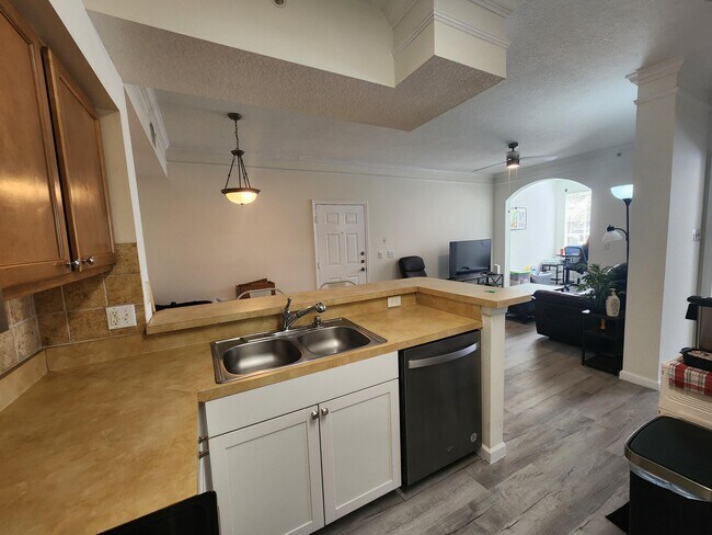 Building Photo - 2103 Myrtlewood Cir E