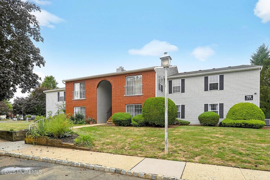 Primary Photo - 722 Zlotkin Cir