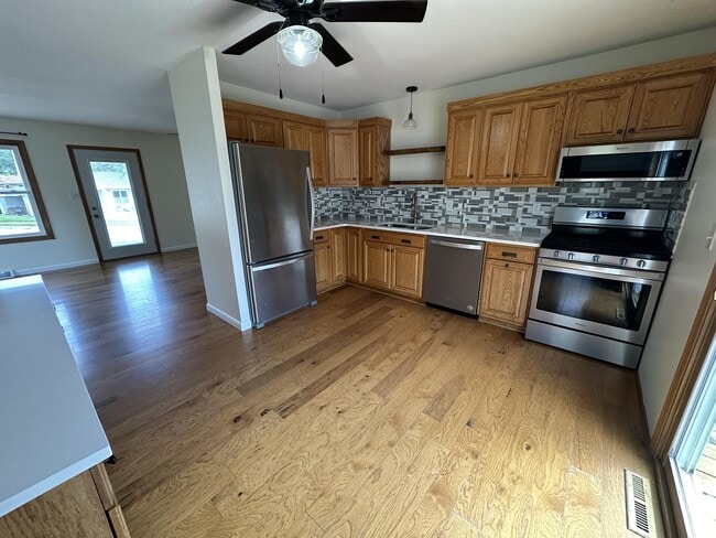 Building Photo - 1710 Scenic View Dr